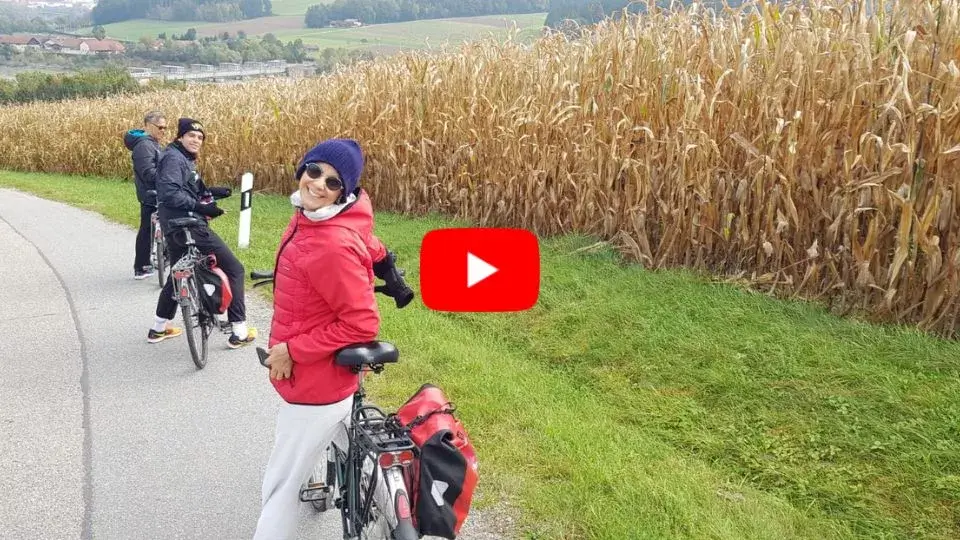 רויטל מחייכת בטיול אופניים באוסטריה