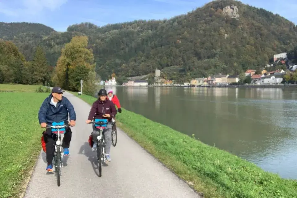 קבוצה רוכבת על אופניים בטיול אופניים באוסטריה
