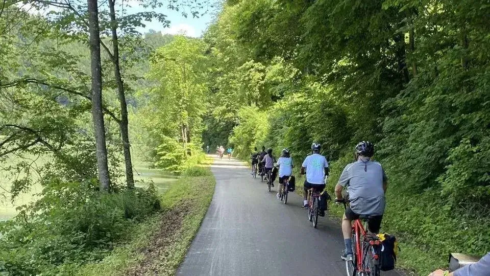 קבוצה רוכבת בטיול אופניים בשוויץ
