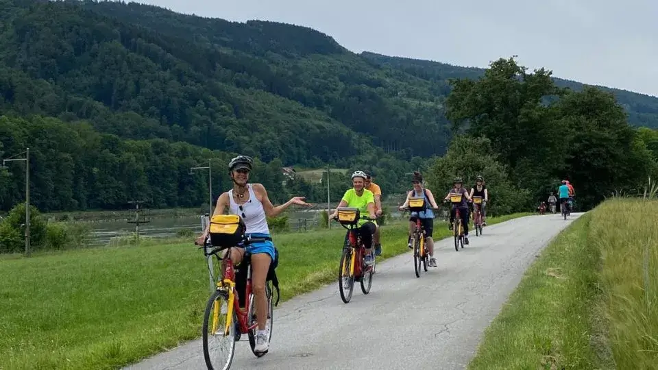 רויטל רוכבת על אופניים עם קבוצה בטיול אופניים בשוויץ