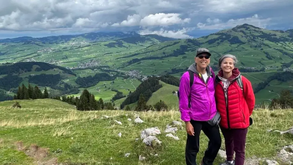 רויטל ויונתן בנוף הרי האלפים בטיול הליכה בשוויץ